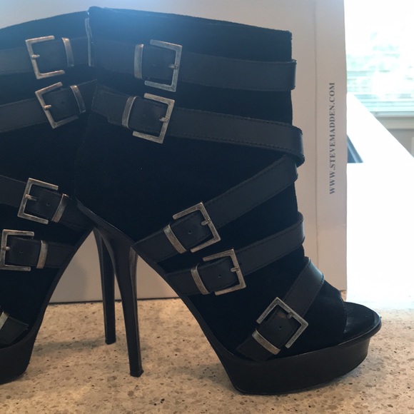 Steve Madden A-Roxana Black Booties - Picture 4 of 5